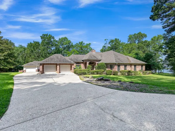 13777 Parkway Manor Dr, Willis, TX 77318