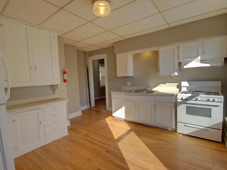 908 Bridge Ave — Photo 2