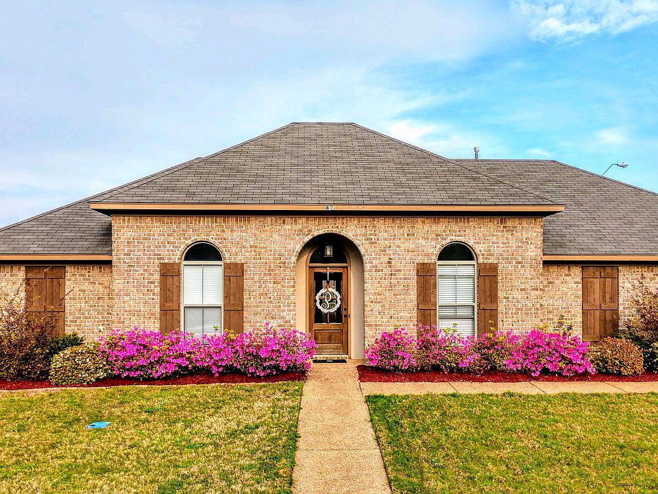1st image of 815 Clubhouse Dr