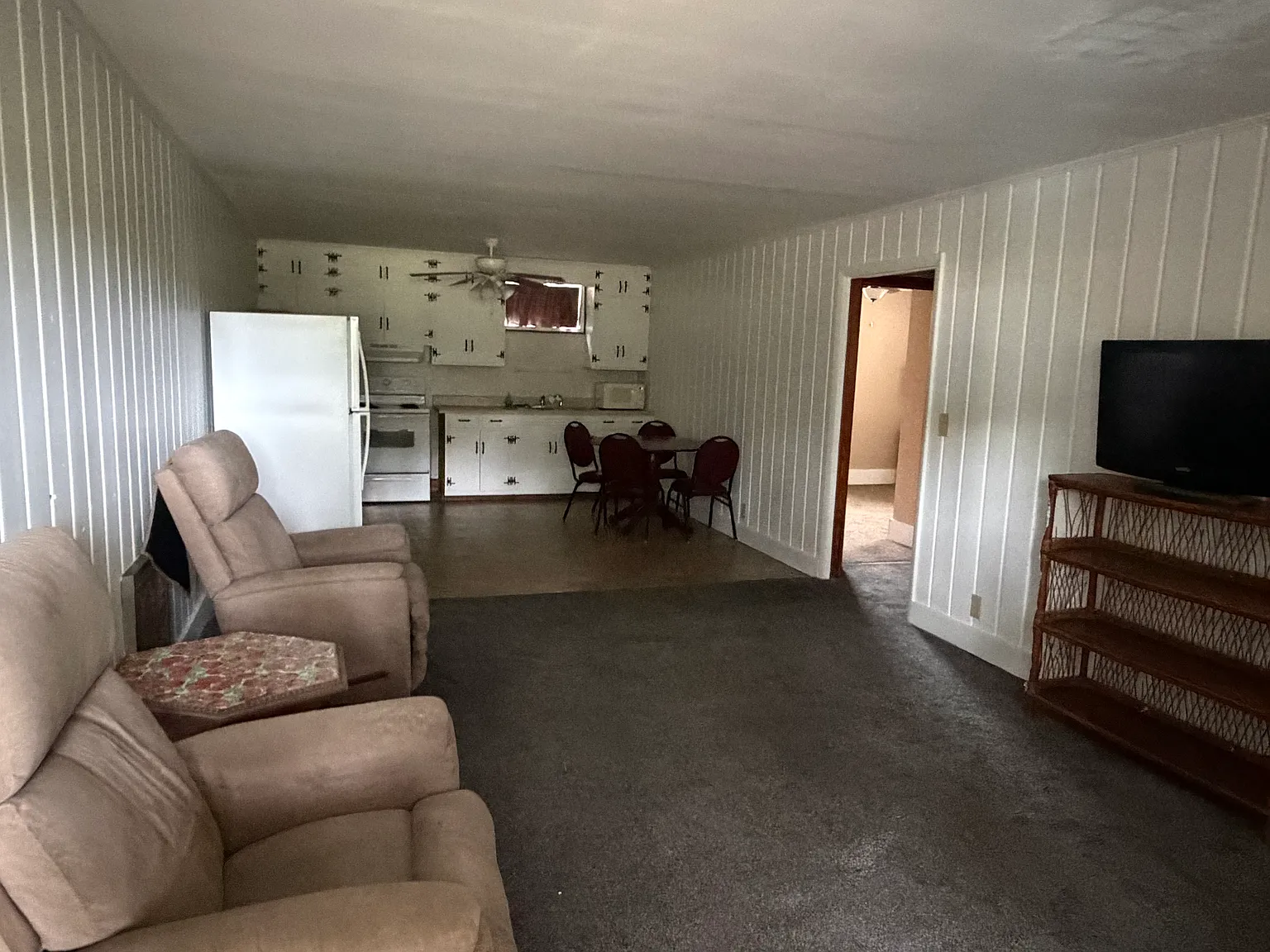 213 E Walnut St — Photo 1