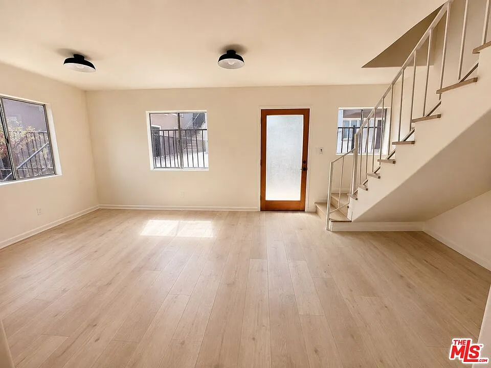 3 bed, 2.0 bath, 1400 sqft, $4,750 — Photo 2