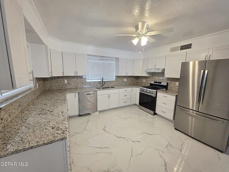 302 Quincy Ave — Photo 6