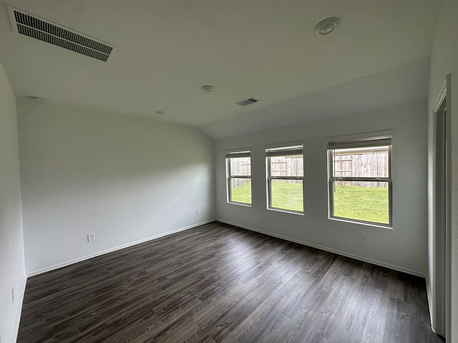 4 bed, 1932 sqft, $2,150 — Photo 3