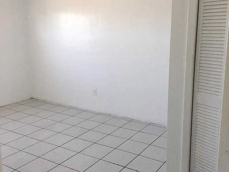 Jaclyn Apartments — Photo 21