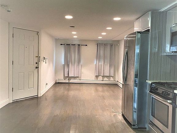 2nd image of 2295A Pacific St