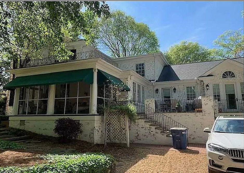 2nd image of 440 W Cloverhurst Ave