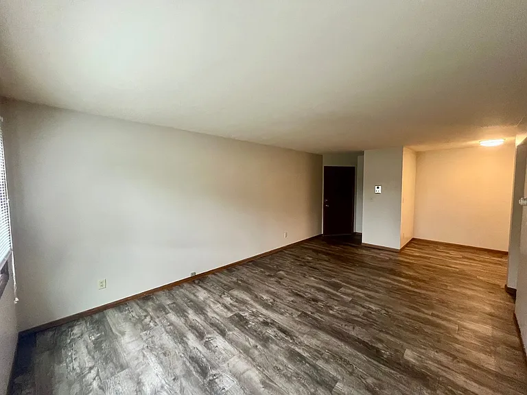 N114W15556 Sylvan Cir — Photo 3