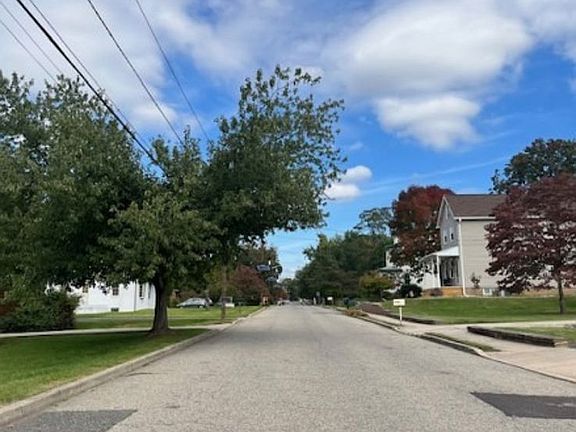 Exterior Neighborhood (street photo)