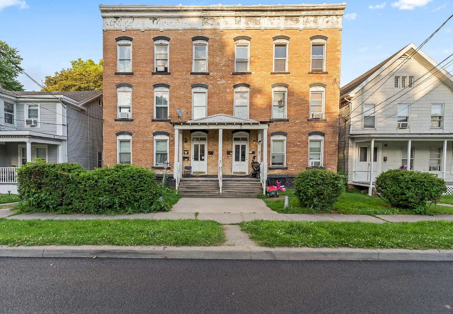3 bed, 1.0 bath, 1250 sqft, $1,600 — Photo 1