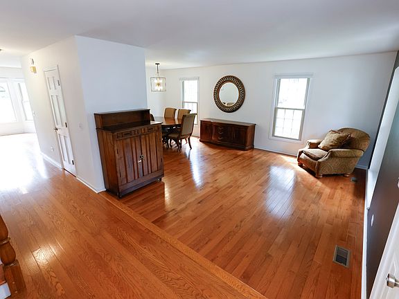 3rd image of 608 Thackeray Ln