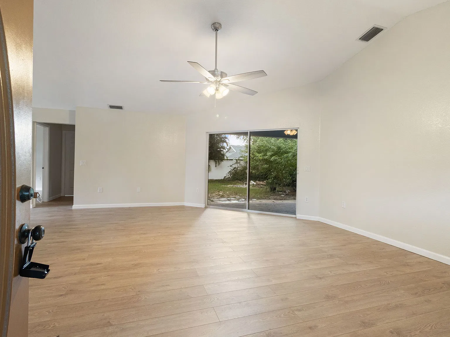 3 bed, 1398 sqft, $1,995 — Photo 3