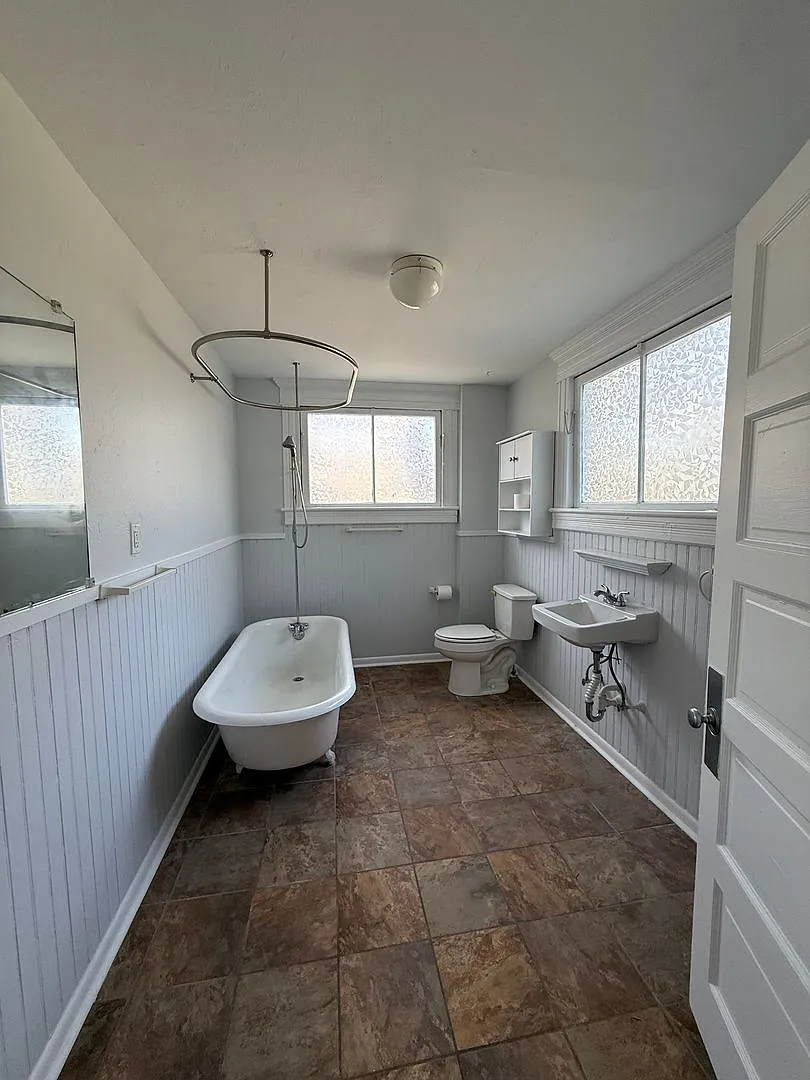 Penthouse Vintage Apartment in Historic Home Near Downtown — Photo 4