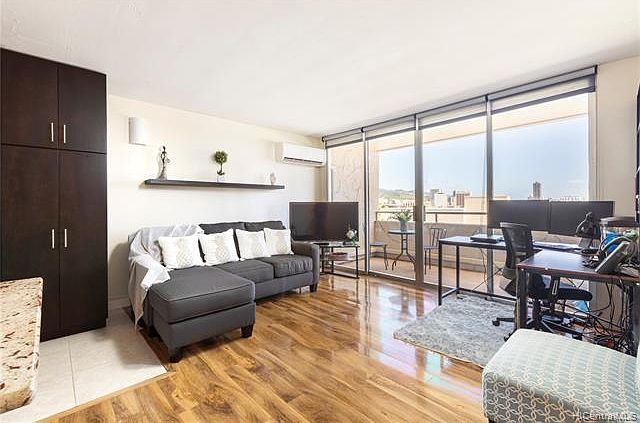 1st image of 920 Ward Ave APT 10B