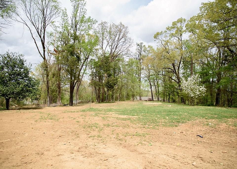 1st image of 107 Colonial Rd