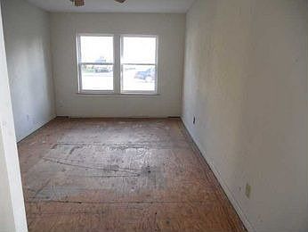5th image of 327 Acacia St
