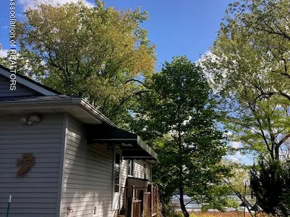 15549 Outer Dr, Bath, MI 48808