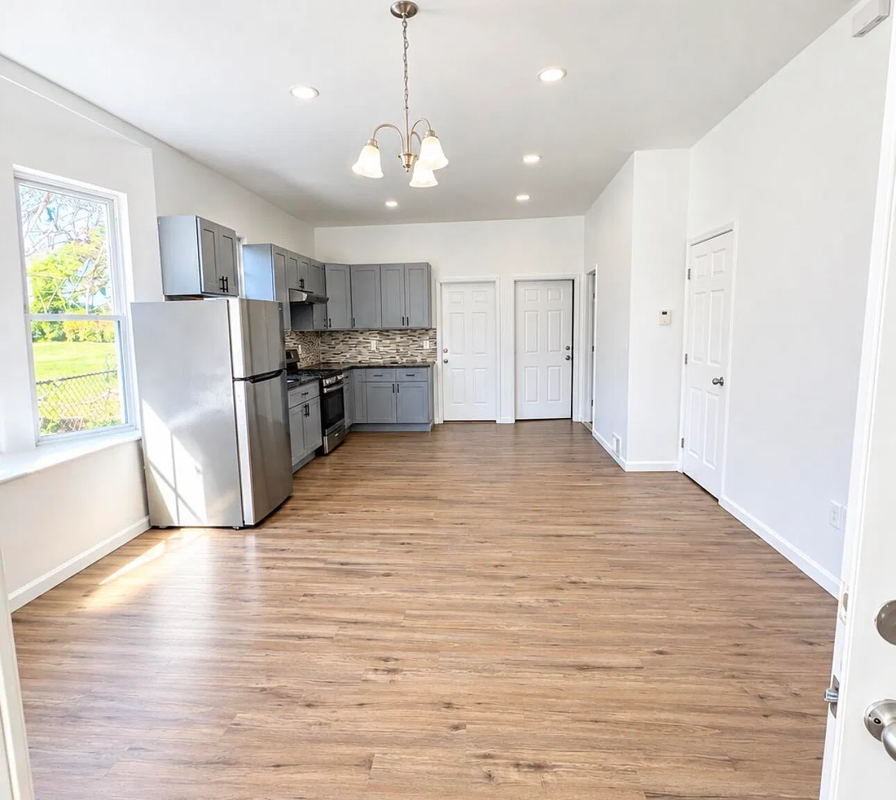 3 bed, 1.0 bath, 18 sqft, $1,500 — Photo 2