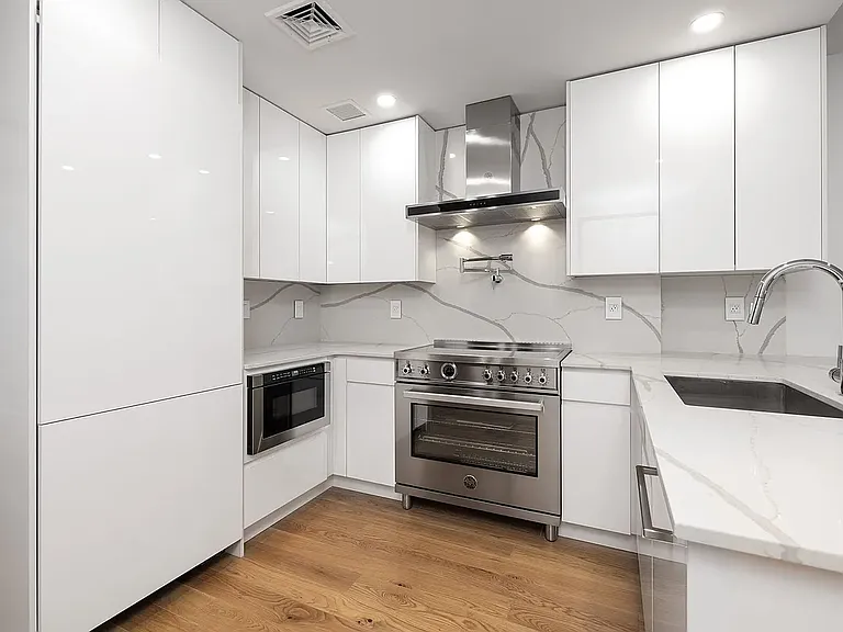 268 E 7th St #Penthouse 6 — Photo 2