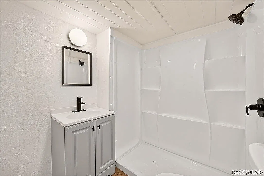 3 bed, 916 sqft, $1,250 — Photo 1