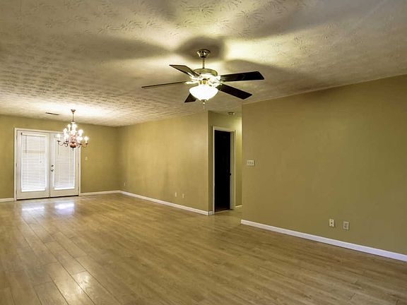 4th image of 823 Jennifer Dr
