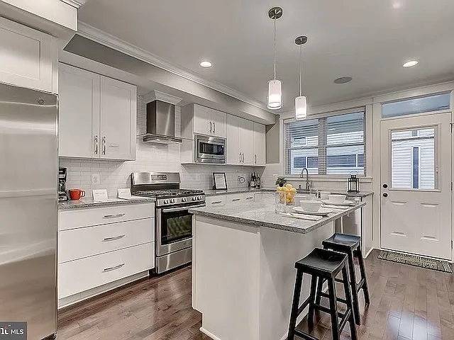 3426 Dillon St — Photo 2