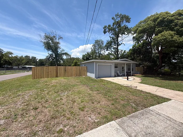 1712 Dibble Cir W — Photo 2