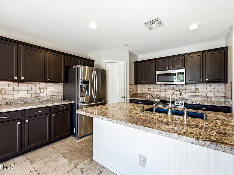 3289 E Waterman St — Photo 10