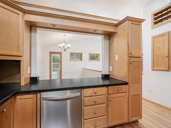 4th image of 2570 Sylvan St
