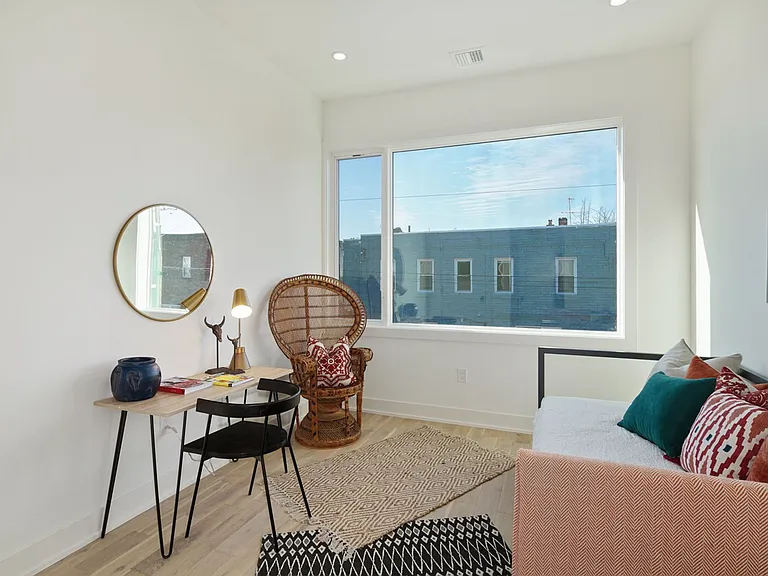 Stunning Apartment on Snyder Ave — Photo 25