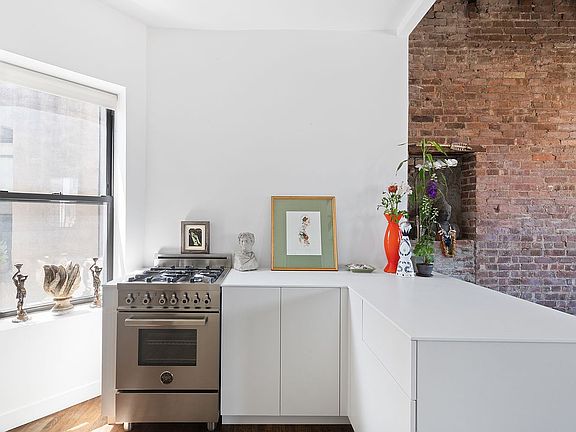 5th image of 252 E 7th St #21/22