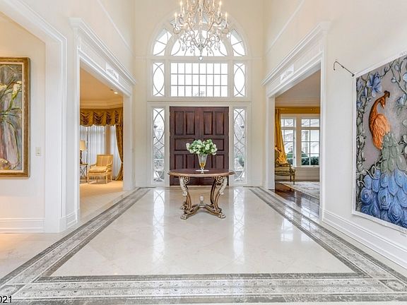5th image of 30 Westmount Dr