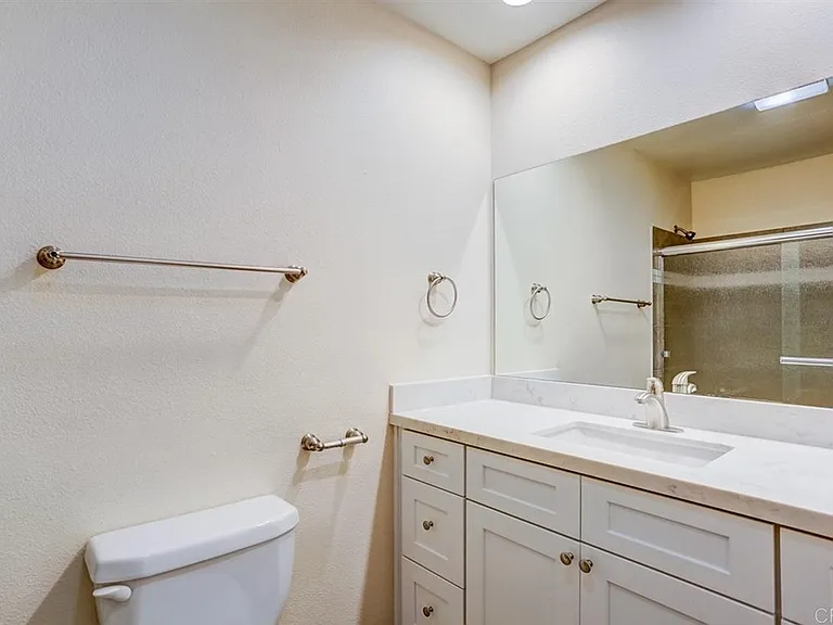 387 N Melrose Dr #C — Photo 10