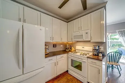 3907 Blackstone Dr — Photo 2