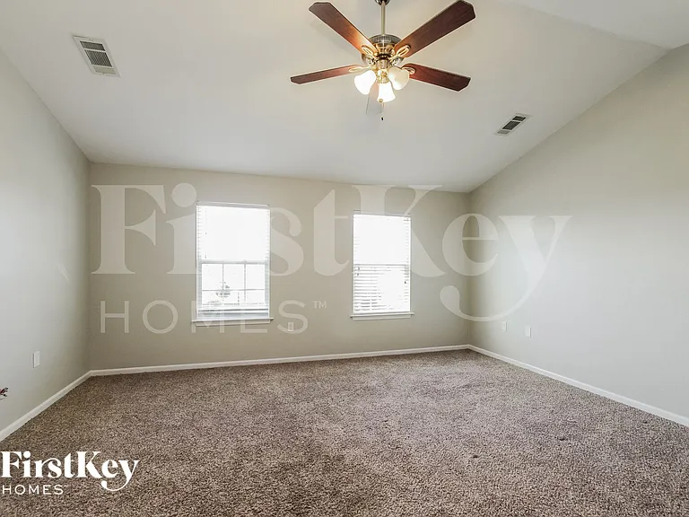 2936 Village Center Dr — Photo 8