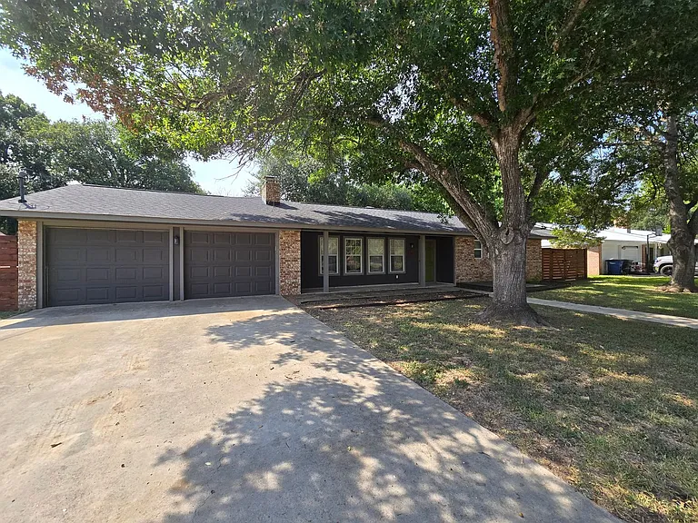1360 Poppy Ln — Photo 2