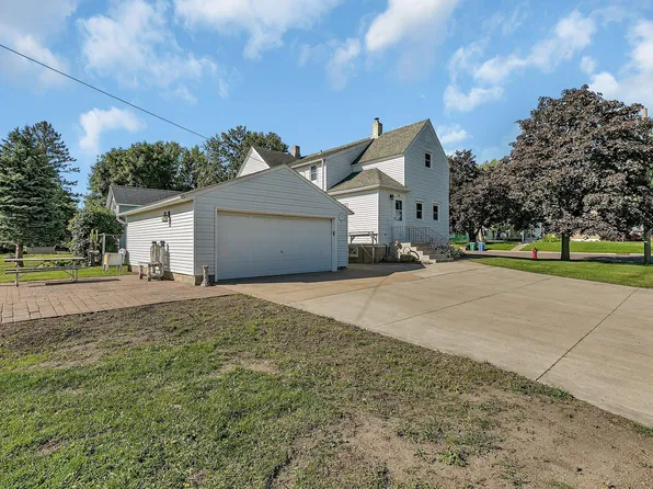 926 Baxter Ave N, Glencoe, MN 55336
