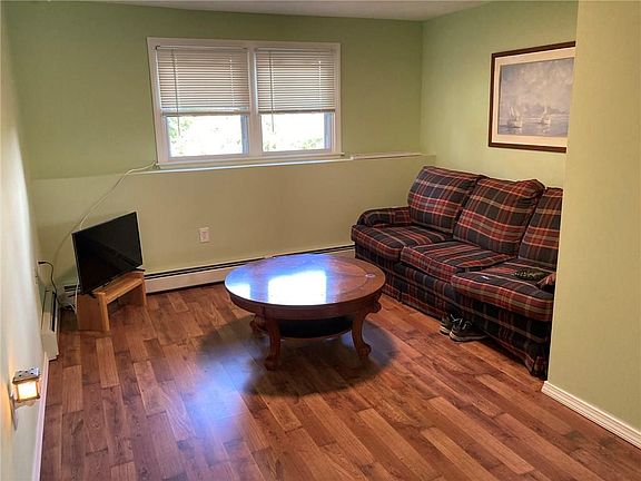 5th image of 422 Smithfield Ave APT 2