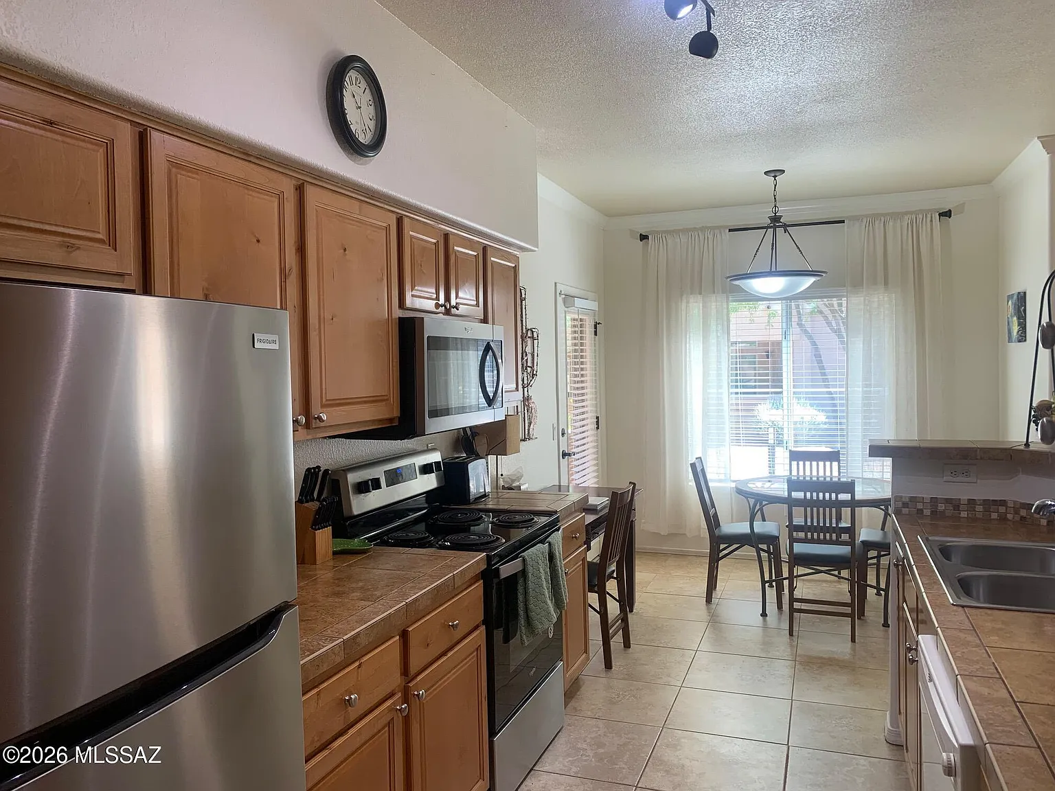 3 bed, 2.0 bath, 1271 sqft, $2,000 — Photo 2