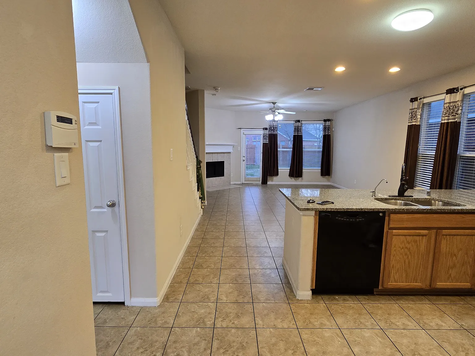 5 bed, 2.5 bath, 2541 sqft, $2,499 — Photo 4