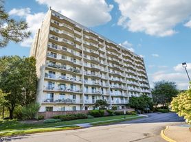 1077 River Rd, Edgewater, NJ