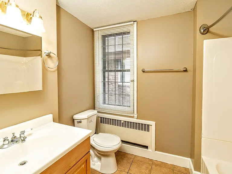 595 University Ave — Photo 9