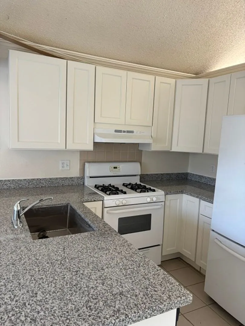 Close to Everything 4 bedroom, 2 Bath House ~ Remodeled Kitchen~ Available Now — Photo 4