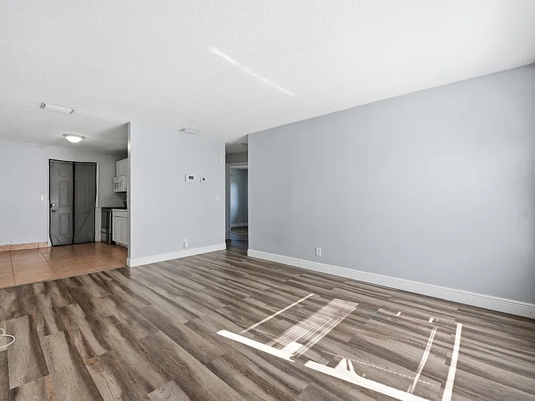 2001 A E Isaacs Ave #2007 — Photo 2