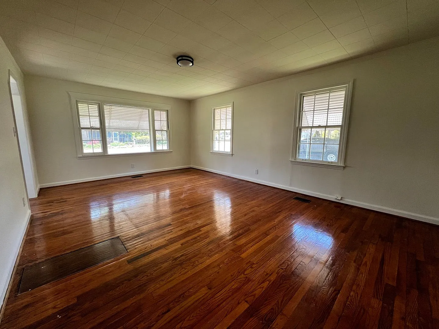 Now available! 2bedroom 1 bathroom with garage — Photo 2
