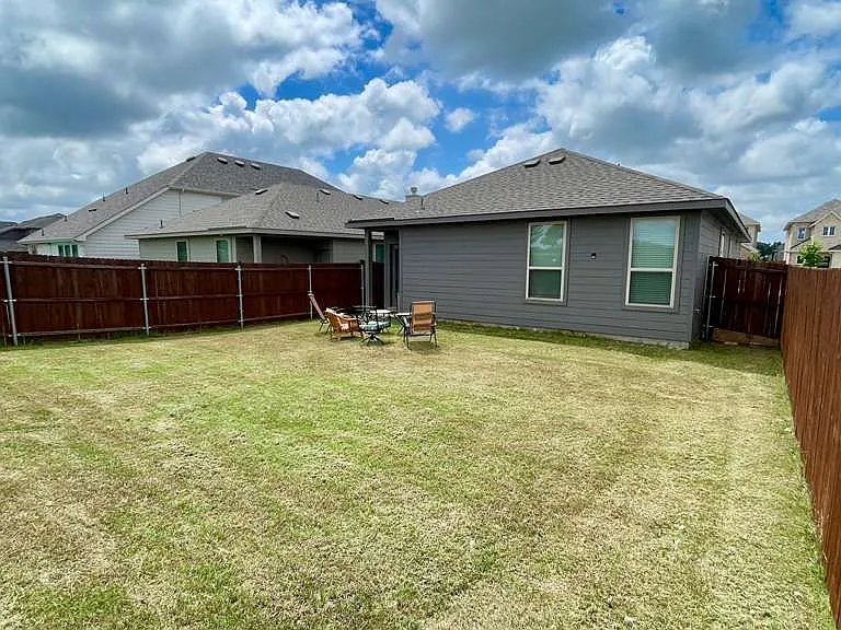 1652 Edgeway Dr — Photo 2