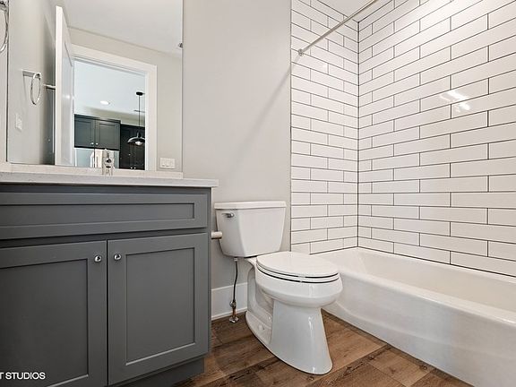 4th image of 3720 N Ashland Ave #401