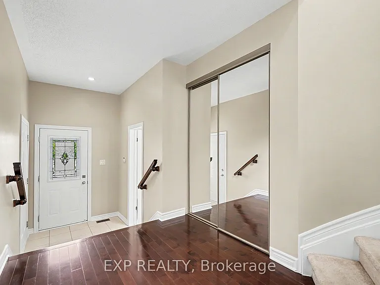 472 Temiskaming Cres — Photo 3