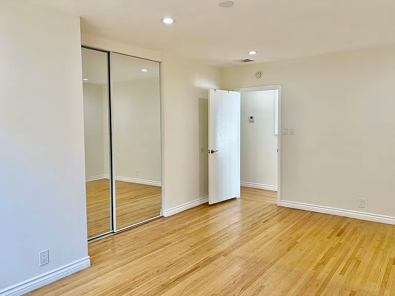 4506 Bakman Ave — Photo 18