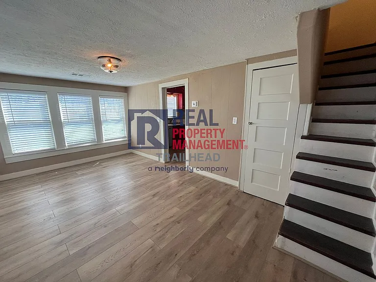 105 E 6th St — Photo 8