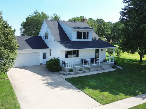 1300 Country Meadows Dr, Waverly, IA 50677